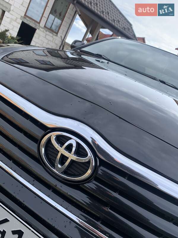 Седан Toyota Avensis 2005 в Самборе