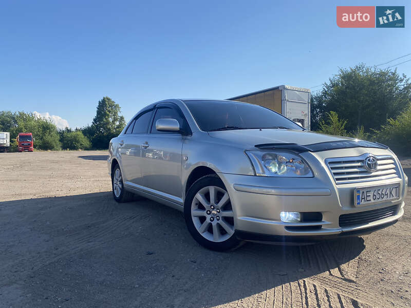 Седан Toyota Avensis 2004 в Кривом Роге
