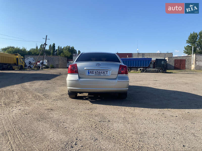 Седан Toyota Avensis 2004 в Кривом Роге