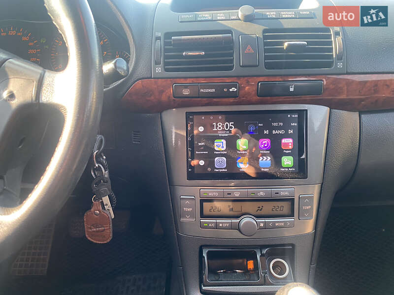 Седан Toyota Avensis 2004 в Кривом Роге