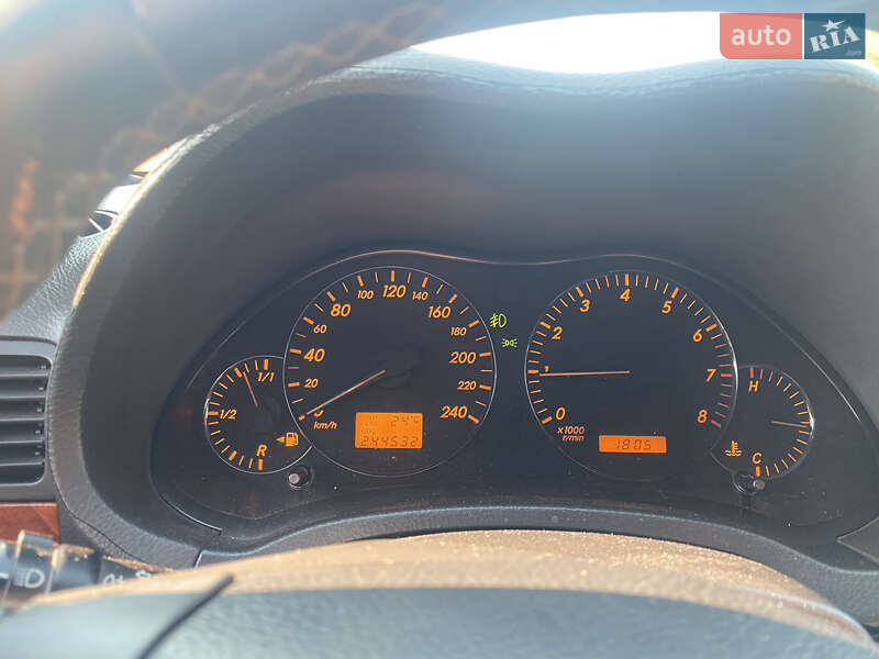 Седан Toyota Avensis 2004 в Кривом Роге