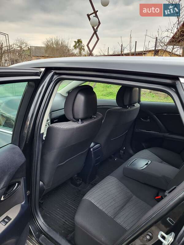 Універсал Toyota Avensis 2011 в Полтаві