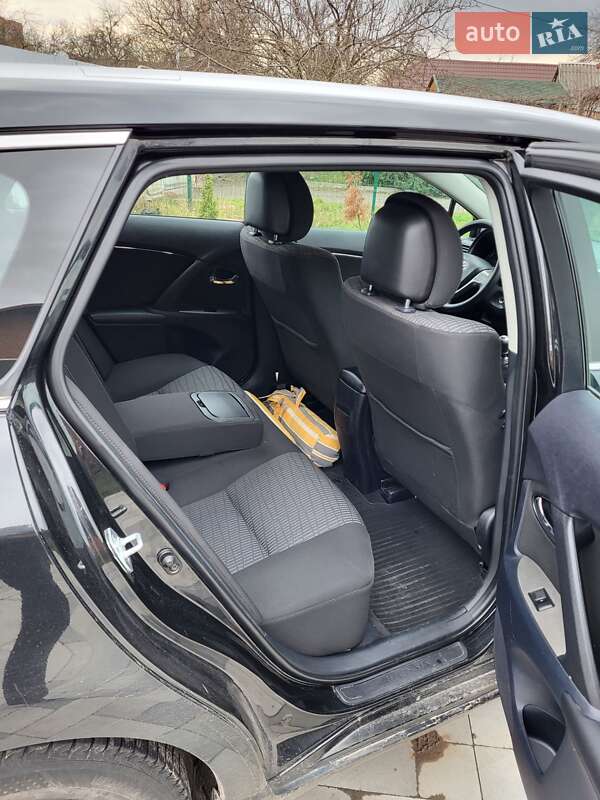 Універсал Toyota Avensis 2011 в Полтаві