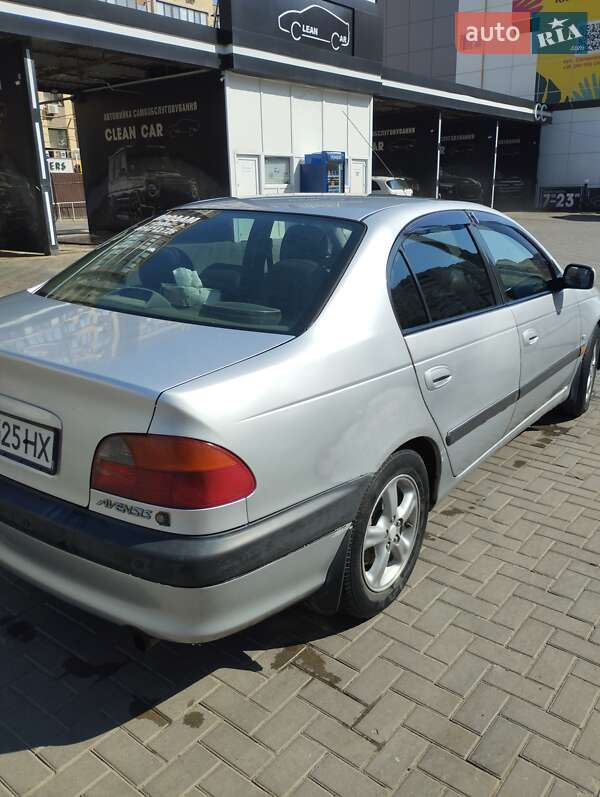 Седан Toyota Avensis 2000 в Одессе