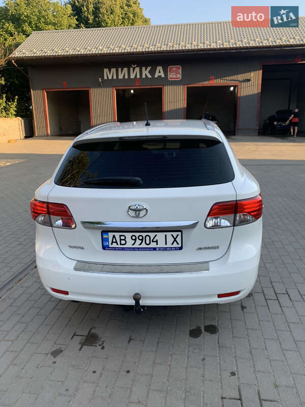 Універсал Toyota Avensis 2014 в Хмільнику
