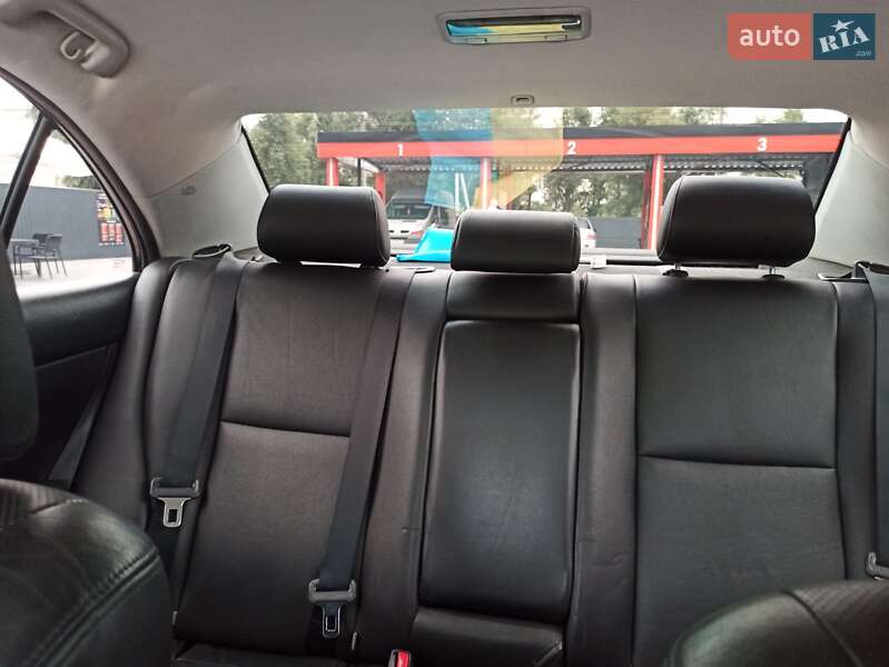 Седан Toyota Avensis 2003 в Павлограде