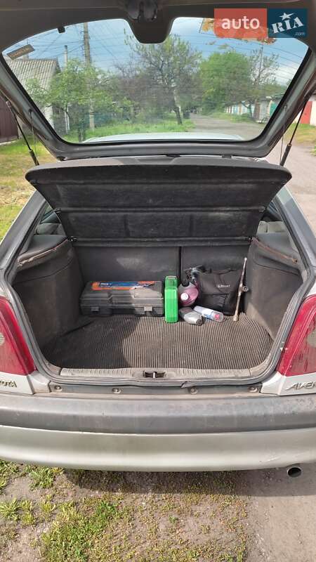 Ліфтбек Toyota Avensis 1999 в Добропіллі