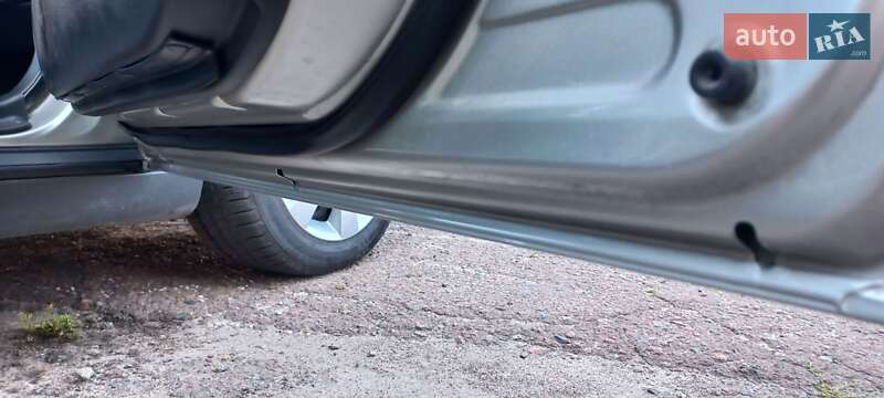 Седан Toyota Avensis 2003 в Чернігові