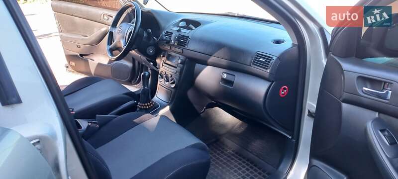 Седан Toyota Avensis 2003 в Чернігові