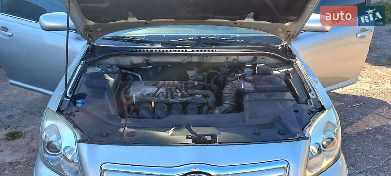 Седан Toyota Avensis 2003 в Чернігові