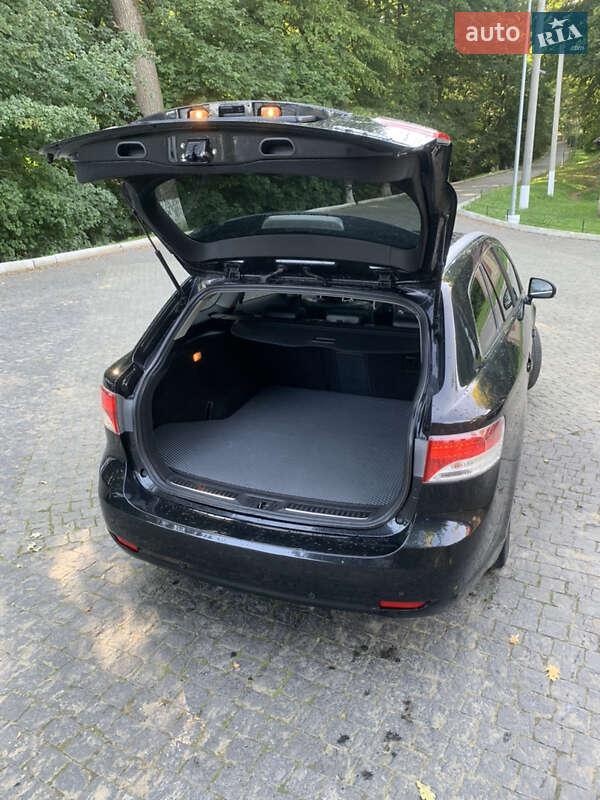 Універсал Toyota Avensis 2009 в Чернівцях