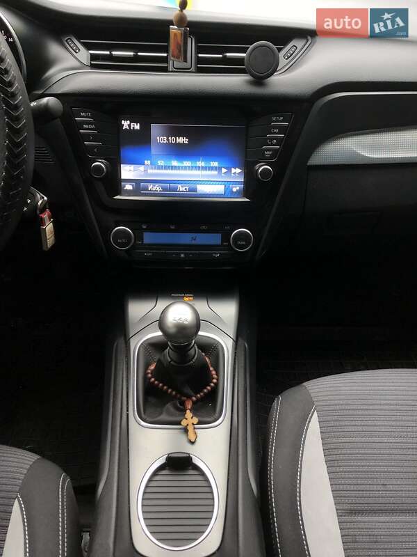 Седан Toyota Avensis 2015 в Лугинах