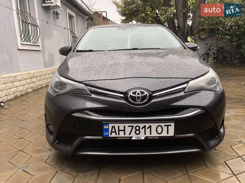 Седан Toyota Avensis 2015 в Лугинах