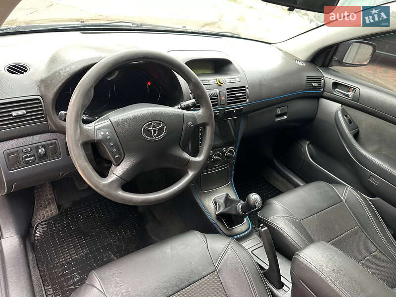 Седан Toyota Avensis 2003 в Одесі