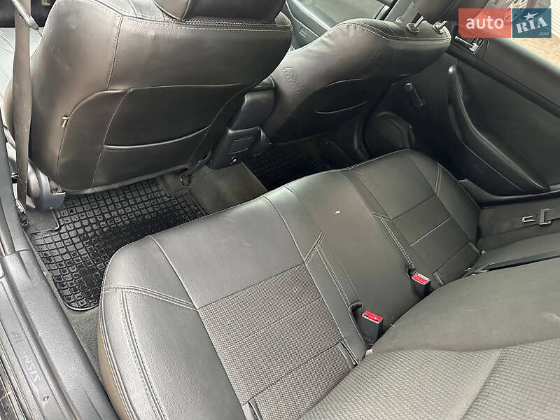 Седан Toyota Avensis 2003 в Одесі