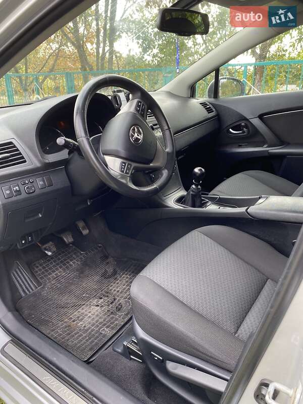 Универсал Toyota Avensis 2011 в Звягеле