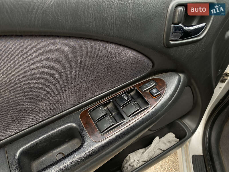 Седан Toyota Avensis 2001 в Львові