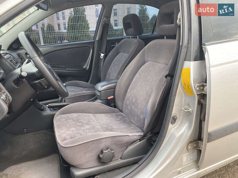 Седан Toyota Avensis 2001 в Львові