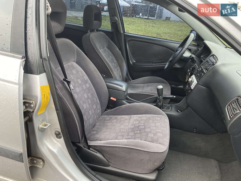 Седан Toyota Avensis 2001 в Львові