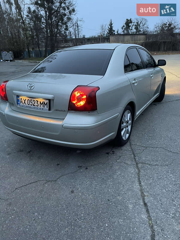 Седан Toyota Avensis 2003 в Павлограде