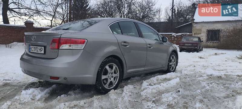 Седан Toyota Avensis 2011 в Львові