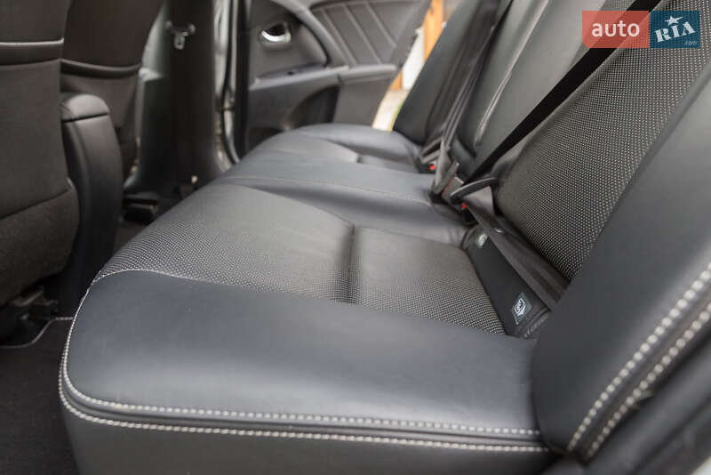 Седан Toyota Avensis 2015 в Дрогобыче