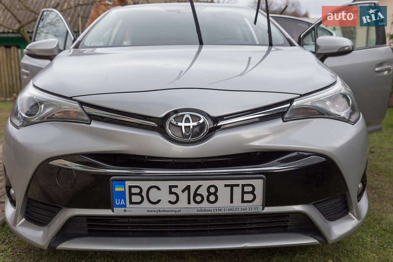 Седан Toyota Avensis 2015 в Дрогобыче