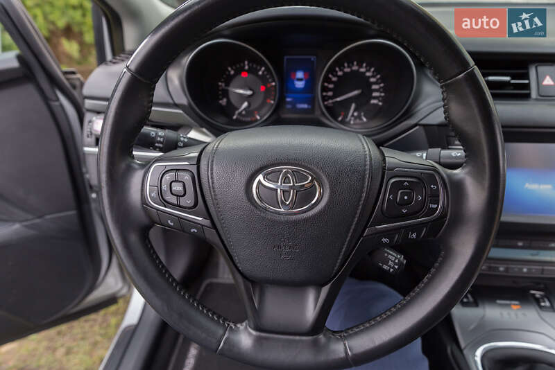Седан Toyota Avensis 2015 в Дрогобыче