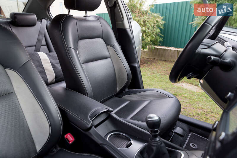 Седан Toyota Avensis 2015 в Дрогобыче