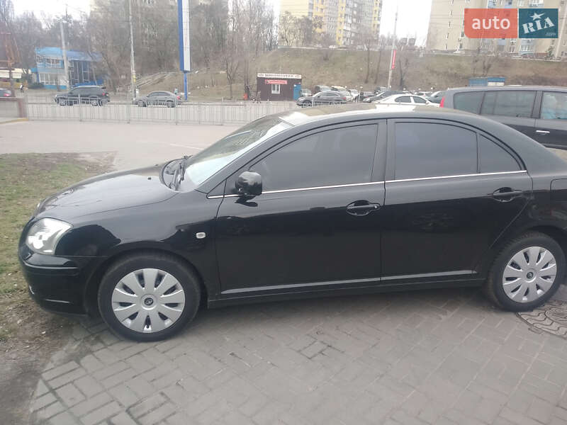 Седан Toyota Avensis 2003 в Киеве