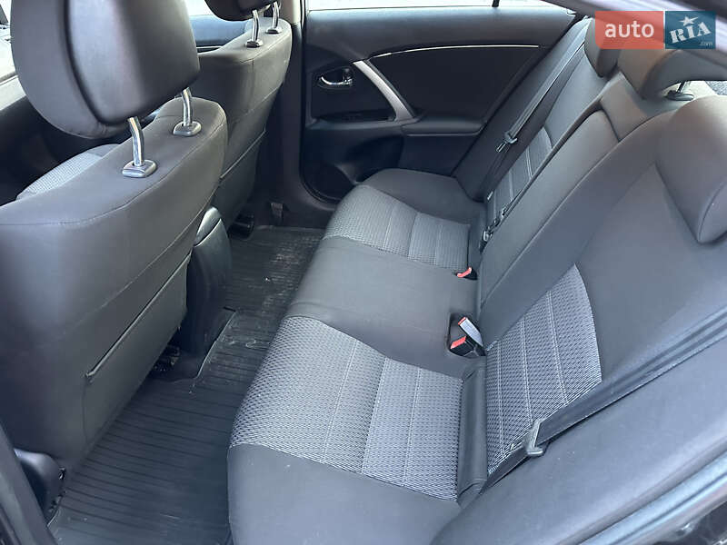 Седан Toyota Avensis 2012 в Кицмани