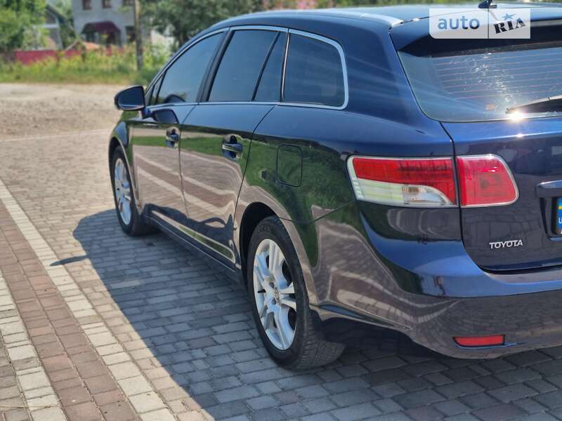 Универсал Toyota Avensis 2011 в Черновцах