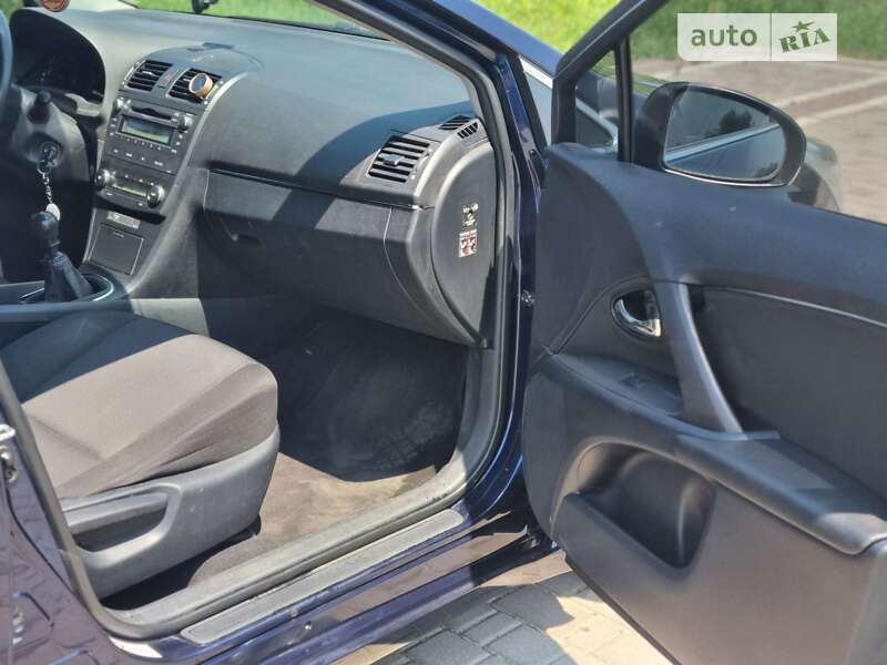 Универсал Toyota Avensis 2011 в Черновцах