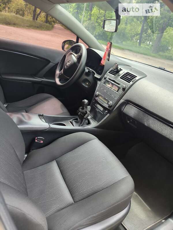 Седан Toyota Avensis 2010 в Кропивницком