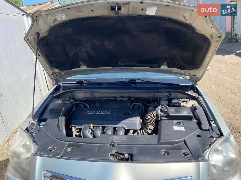 Універсал Toyota Avensis 2007 в Чернівцях