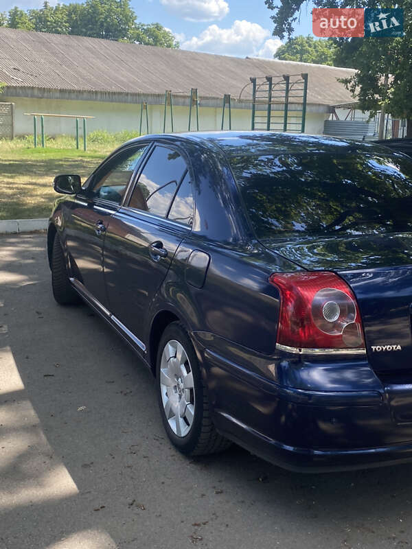Седан Toyota Avensis 2006 в Карловке