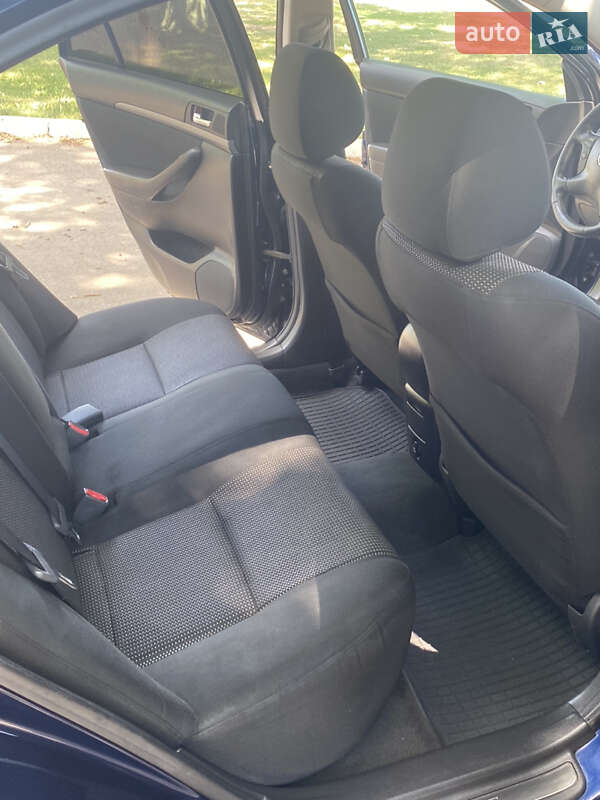 Седан Toyota Avensis 2006 в Карловке