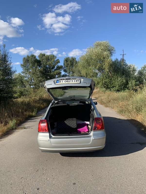 Лифтбек Toyota Avensis 2004 в Полтаве