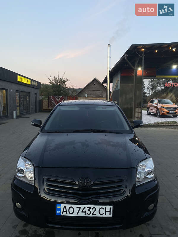 Седан Toyota Avensis 2008 в Лазещине