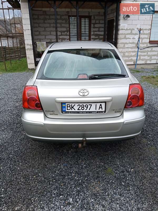 Лифтбек Toyota Avensis 2003 в Остроге