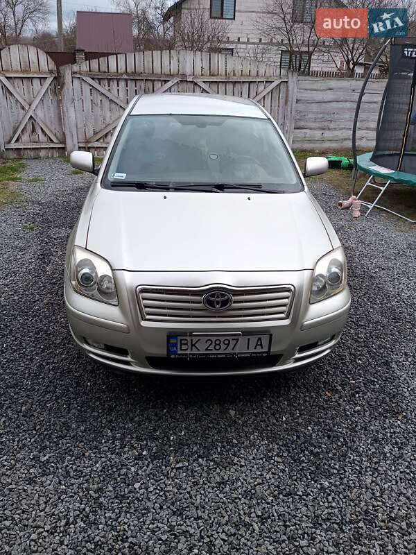 Лифтбек Toyota Avensis 2003 в Остроге