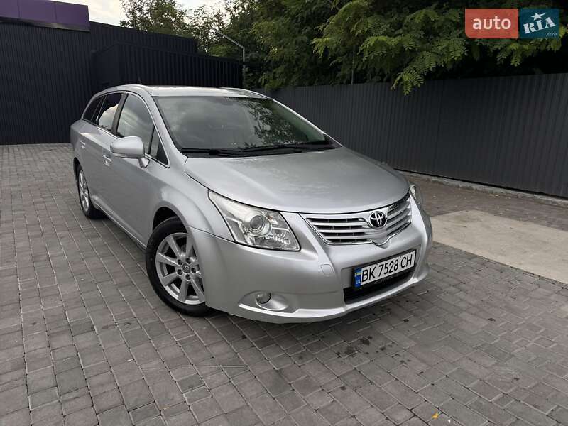 Універсал Toyota Avensis 2010 в Рівному