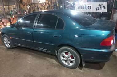 Седан Toyota Avensis 1998 в Березному