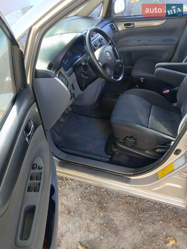 Лифтбек Toyota Avensis 2002 в Лубнах