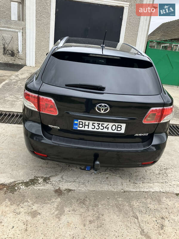 Универсал Toyota Avensis 2010 в Сарате