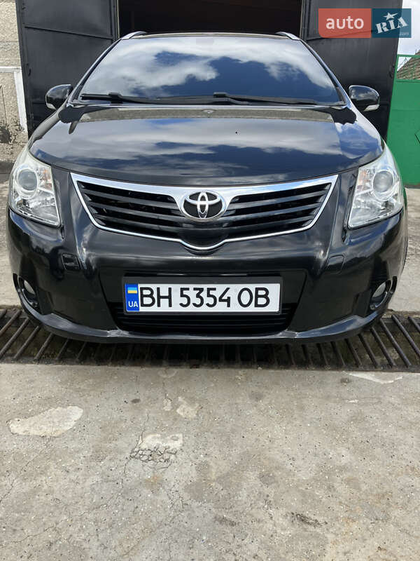 Универсал Toyota Avensis 2010 в Сарате