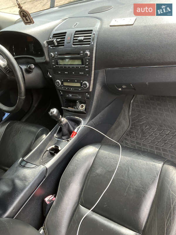 Универсал Toyota Avensis 2010 в Сарате