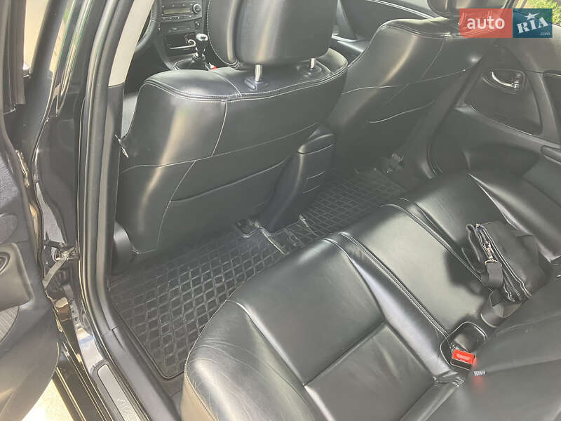 Универсал Toyota Avensis 2010 в Сарате