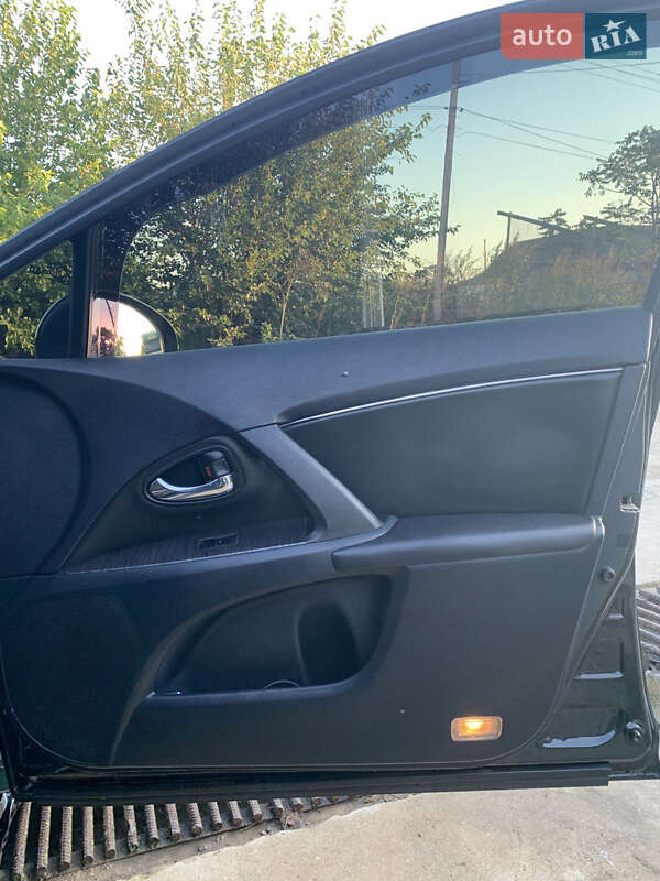 Универсал Toyota Avensis 2010 в Сарате