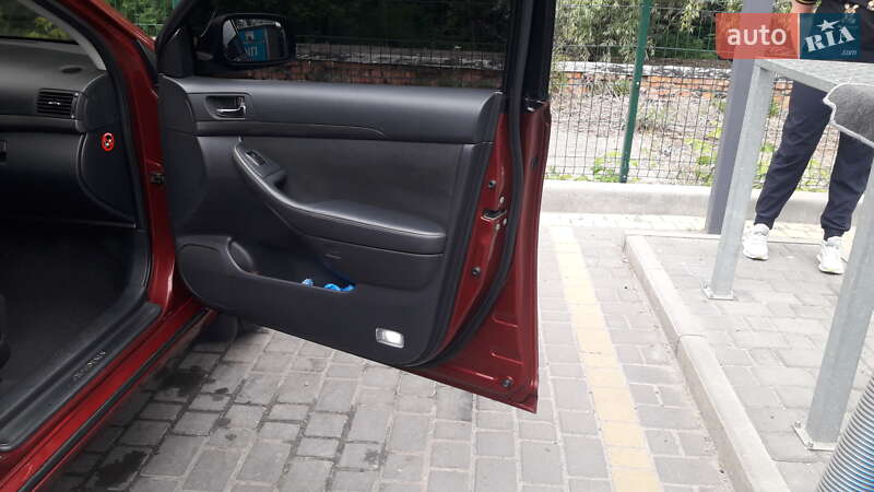 Седан Toyota Avensis 2004 в Днепре